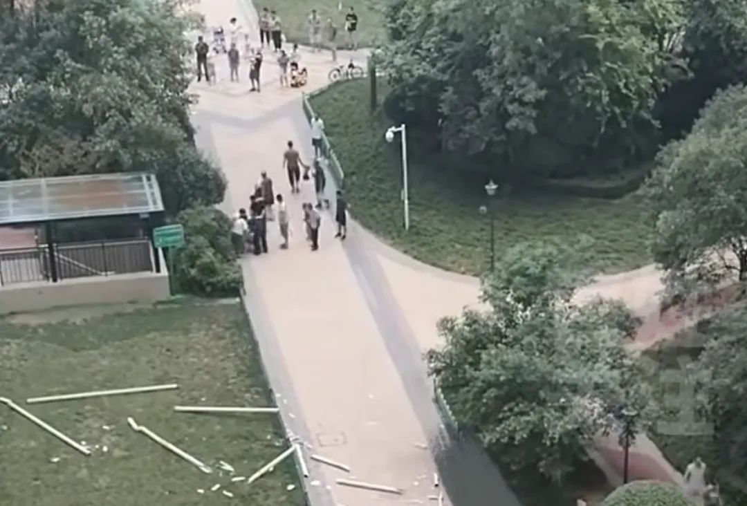 西安一小区落水管高空脱落砸中婴儿车，物业称老化所致，社区：婴儿正在医院治疗