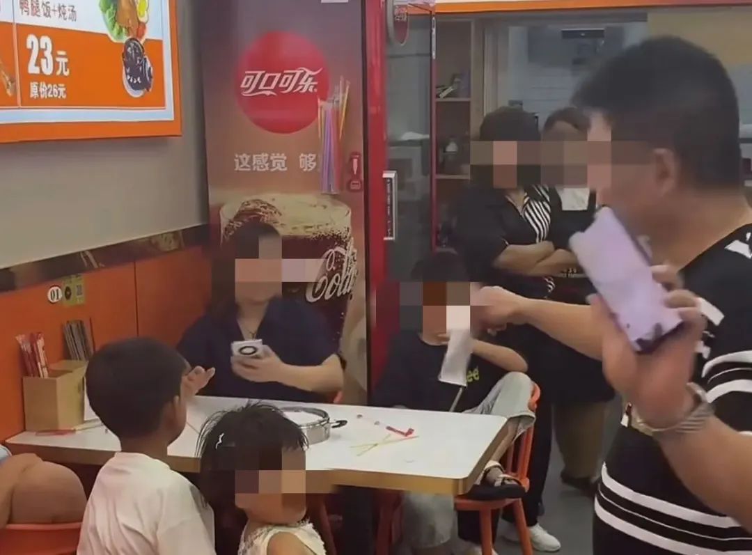 “3女带4孩续面”事件双方已和解，老板称一人一面仍可无限续：发布的视频给孩子造成了影响，我表示抱歉