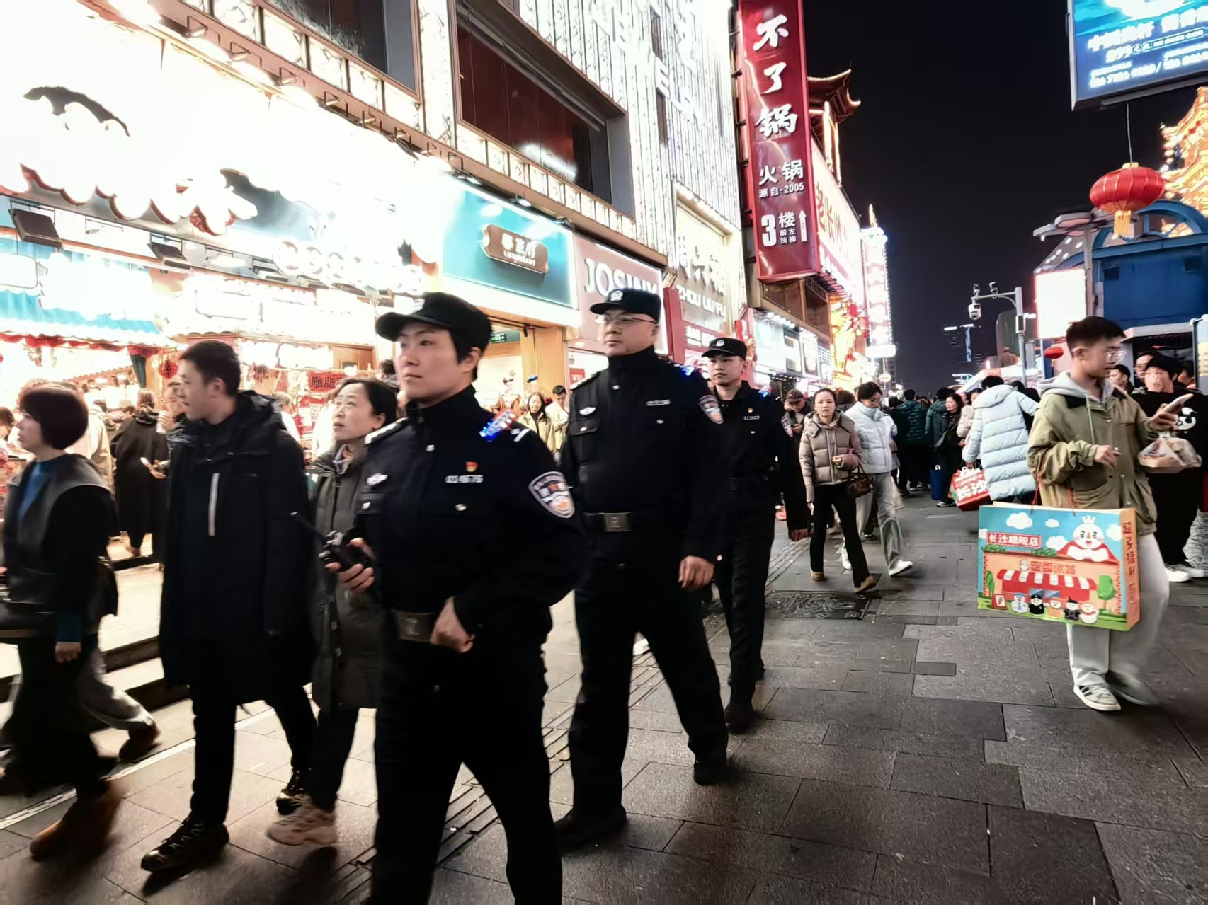 春节长沙旅游“火”公安民警护民安